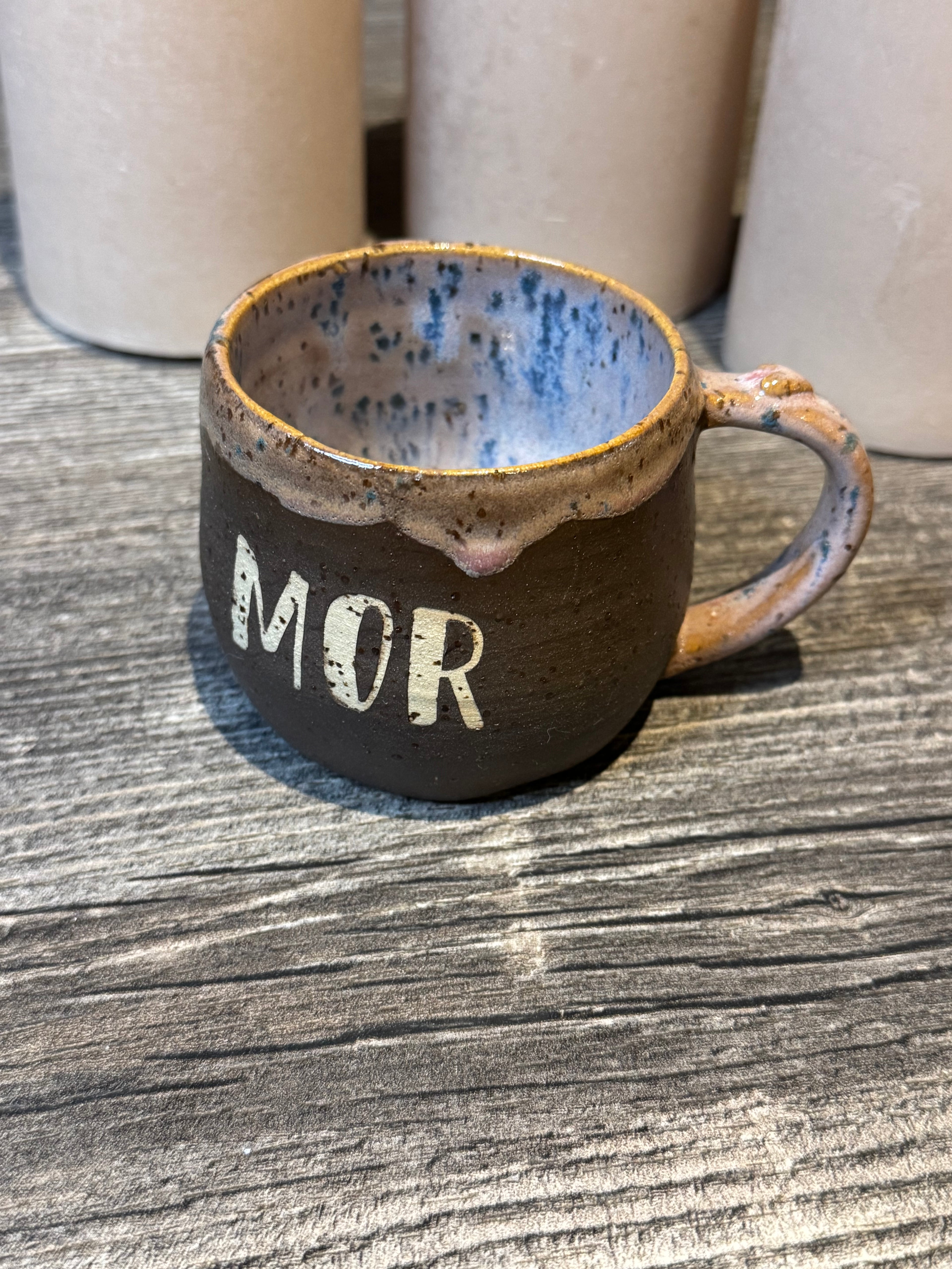 Mor kop brun med lilla dryp