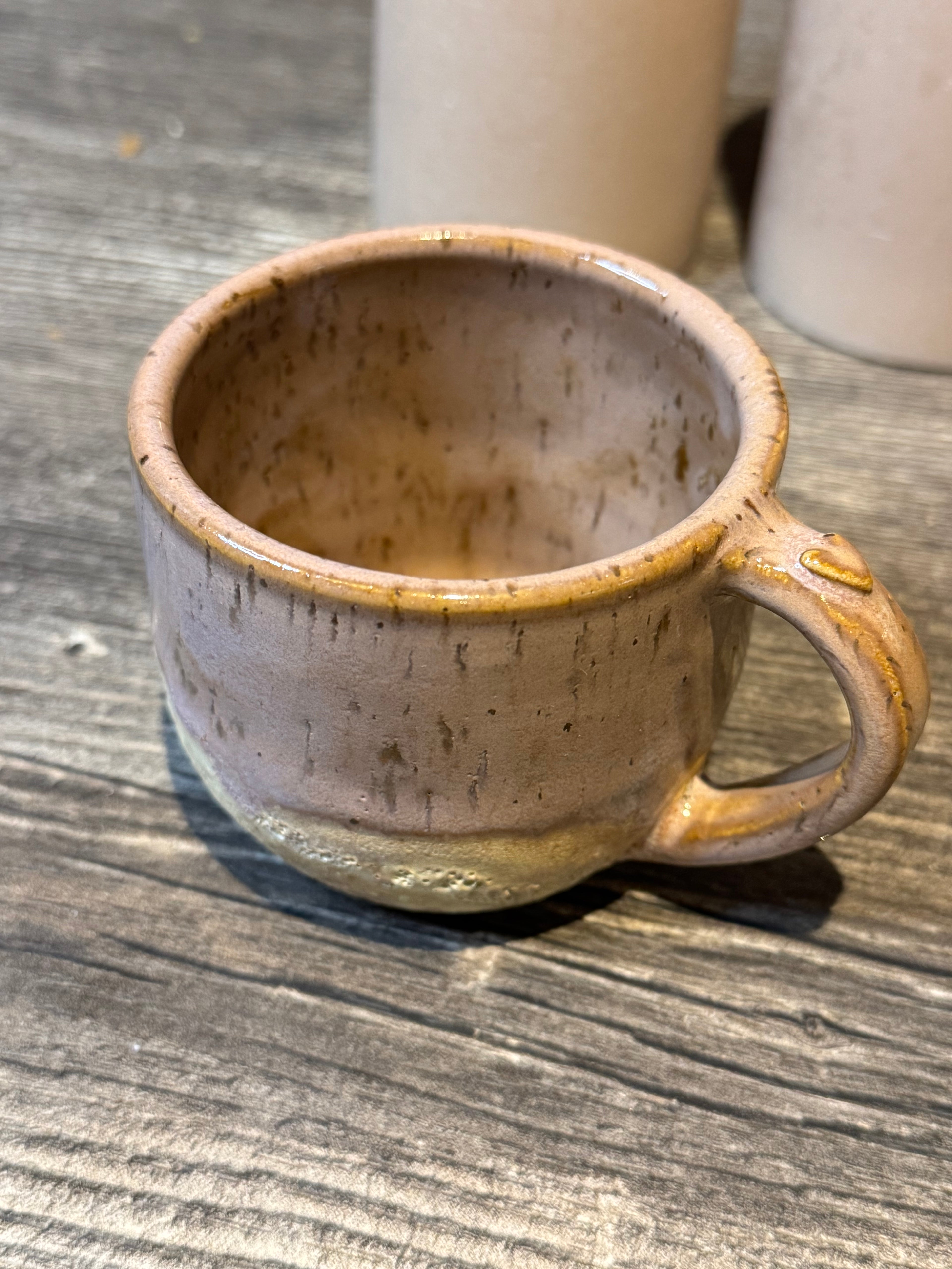 Lilla kop med skumgus